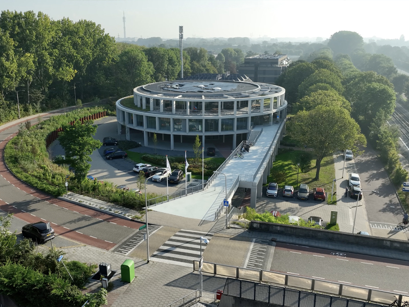 een dronefoto van het gemeentehuis van albrandswaard