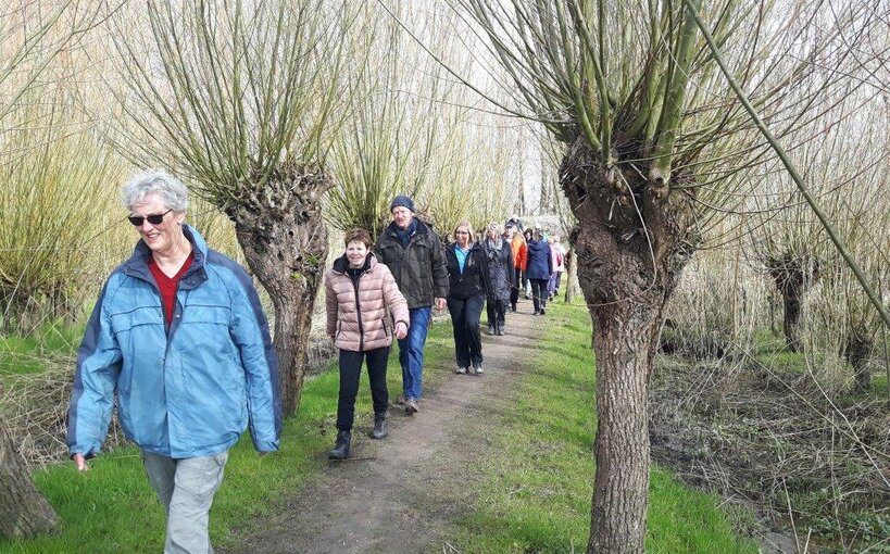 een groep maakt een wandeling in de grienden